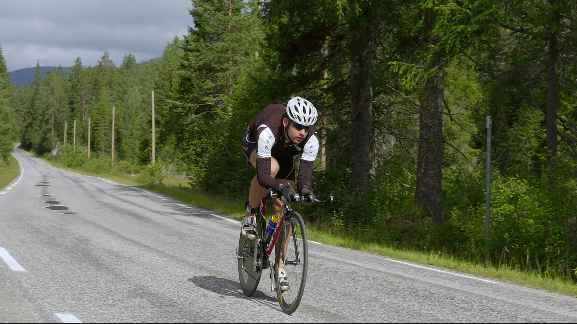 场上效果一塌糊涂！鹈鹕重金签下前勇士内线老将是错误的决定？